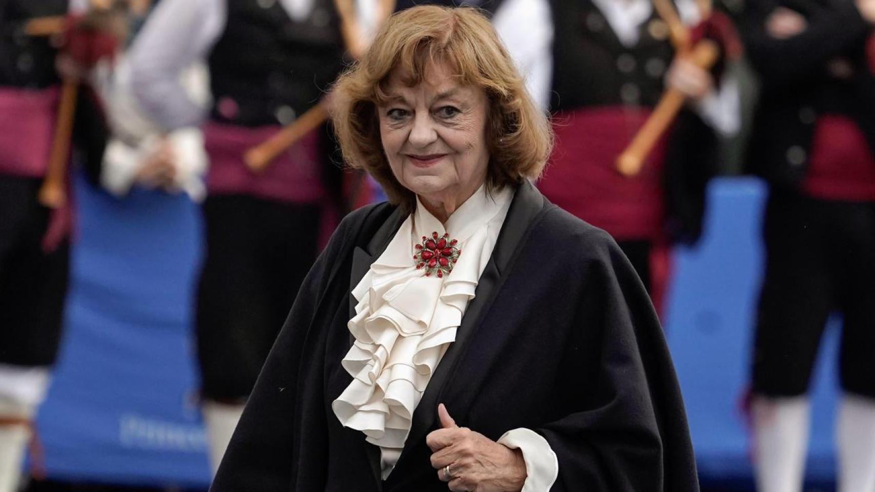 La ensayista rumana Ana Blandiana, premio Princesa de Asturias de las Letras, a su llegada a la ceremonia de entrega de los Premios Princesa de Asturias, este viernes en el Teatro Campoamor, en Oviedo. EFE/Paco Paredes