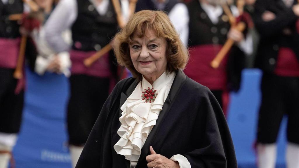 La ensayista rumana Ana Blandiana, premio Princesa de Asturias de las Letras, a su llegada a la ceremonia de entrega de los Premios Princesa de Asturias, este viernes en el Teatro Campoamor, en Oviedo. EFE/Paco Paredes