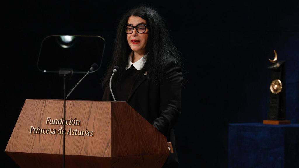 La historietista y pintora Marjane Satrapi interviene al recibir el Premio Princesa de Asturias de Comunicación y Humanidades durante la ceremonia de entrega de los Premios Princesa de Asturias, este viernes en el Teatro Campoamor de Oviedo. EFE/Ballesteros