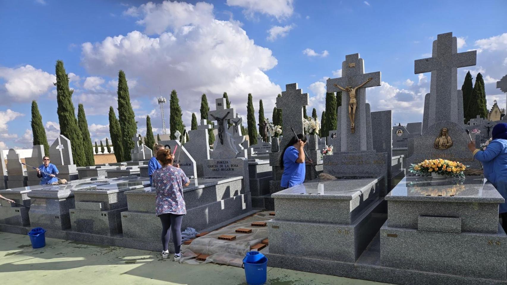 Trabajadoras municipales limpiando en el cementerio de Noblejas.