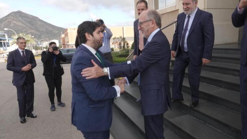 Una foto de archivo del presidente de la Región de Murcia, Fernando López Miras, visitando las instalaciones de Repsol.