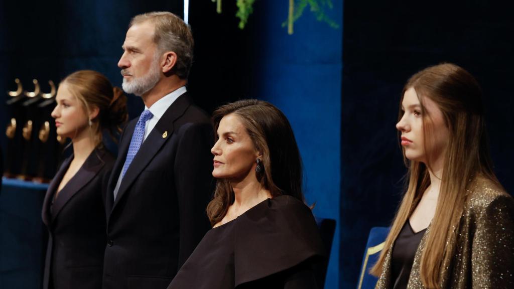 La infanta Sofía, el Rey Felipe VI, la Reina Letizia y la infanta leonor, este viernes en Oviedo durante la ceremonia de entrega de los Premios Princesa de Asturias.