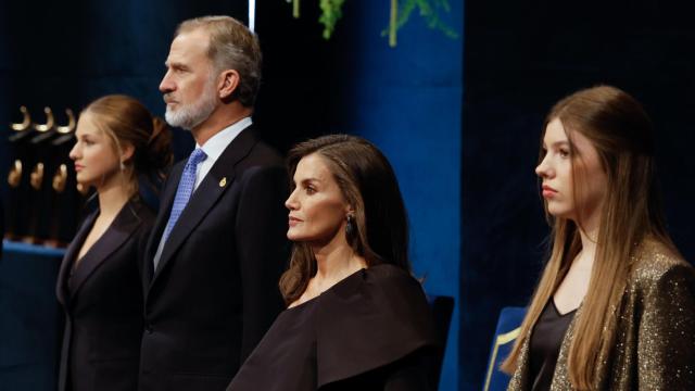 La infanta Sofía, el Rey Felipe VI, la Reina letizia y la infanta leonor, este viernes en Oviedo durante la ceremonia de entrega de los Premios Princesa de Asturias.