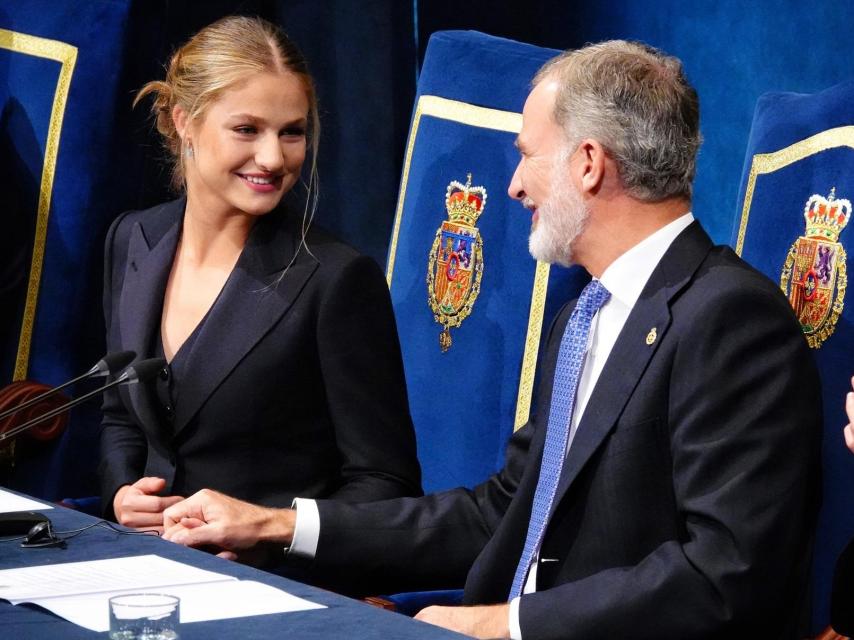 La Princesa Leonor y el Rey Felipe VI, este viernes en Oviedo durante la ceremonia de entrega de los Premios Princesa de Asturias.