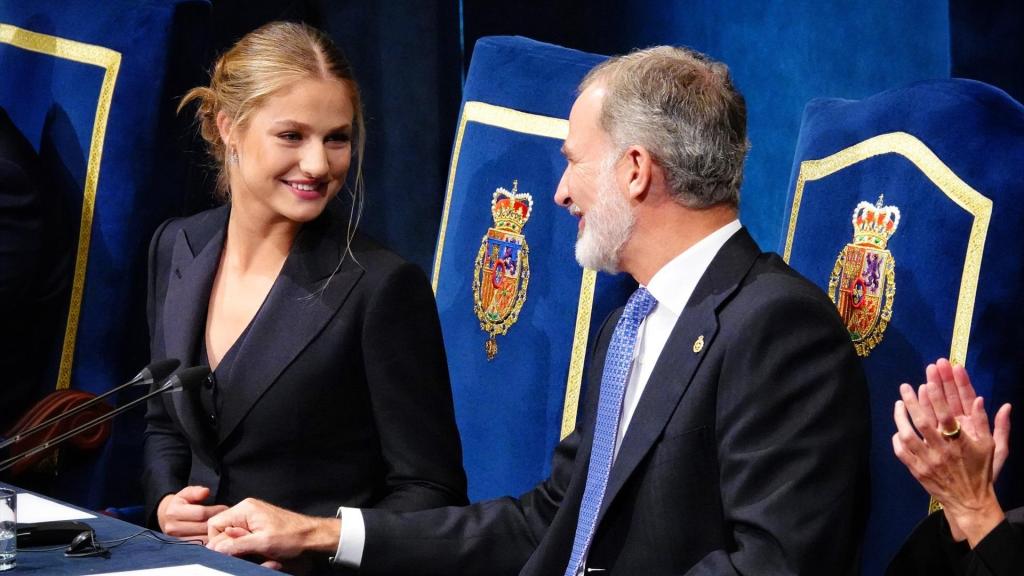 La Princesa Leonor y el Rey Felipe VI, este viernes en Oviedo durante la ceremonia de entrega de los Premios Princesa de Asturias.