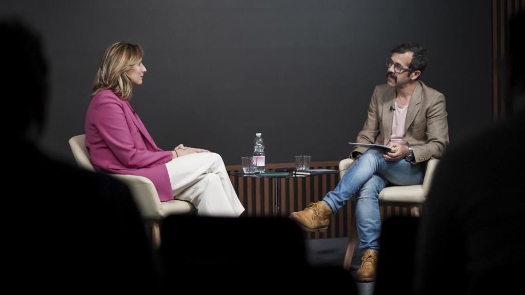 La senadora popular Paloma Martín, con el subdirector de EL ESPAÑOL Alberto D. Prieto.