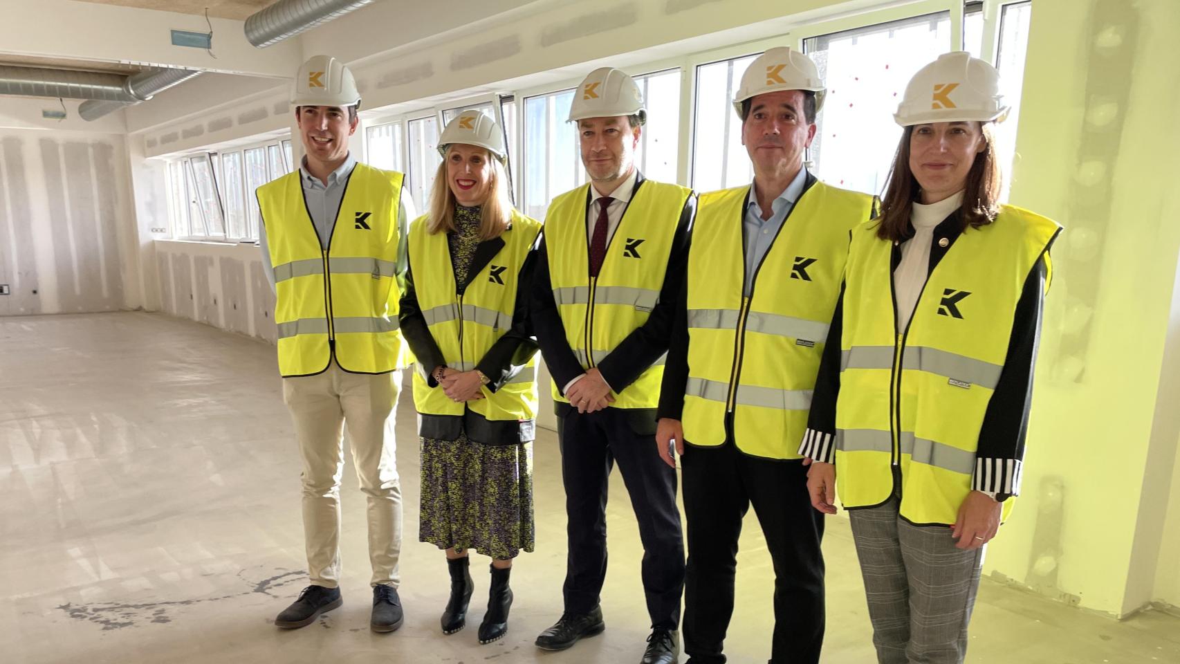 Visita de los representantes del gobierno de Navarra a las obras.