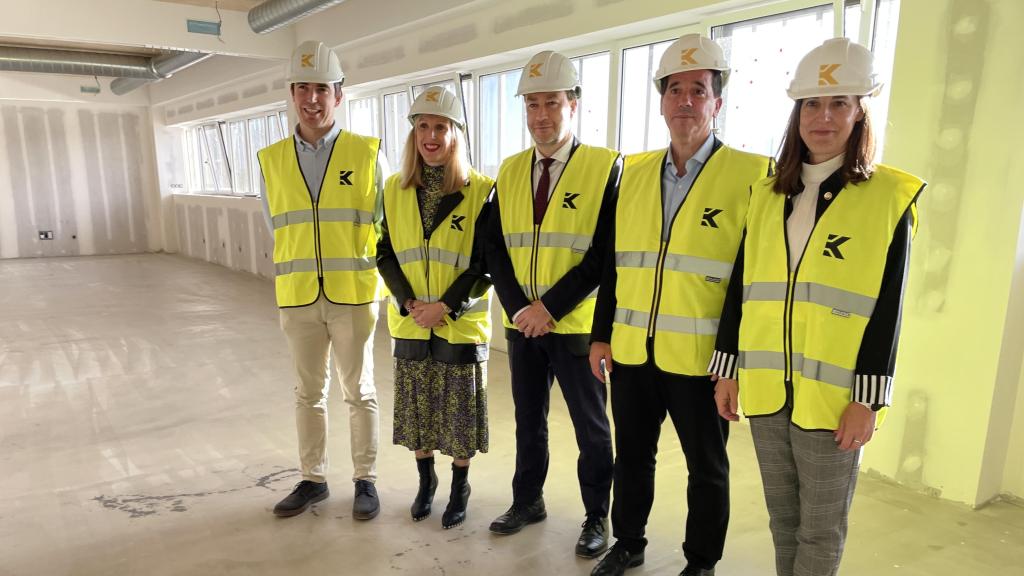 Visita de los representantes del gobierno de Navarra a las obras.