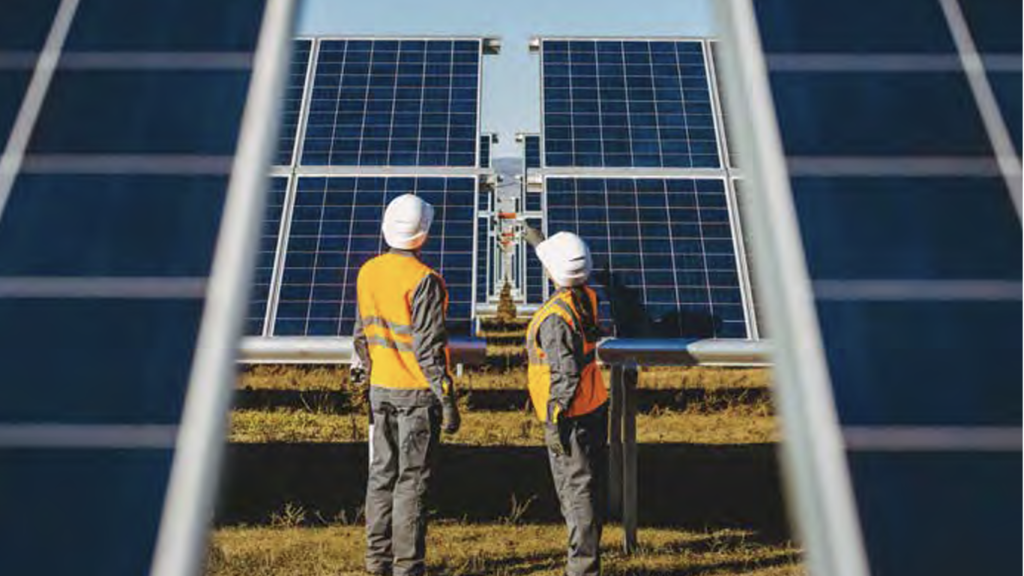 Dos trabajadores en un parque fotovoltaico