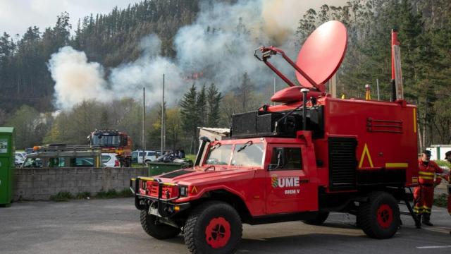 Un vehículo de la Unidad Militar de Emergencias (UME) trabajando en la extinción de un incendio forestal en Asturias en 2023.