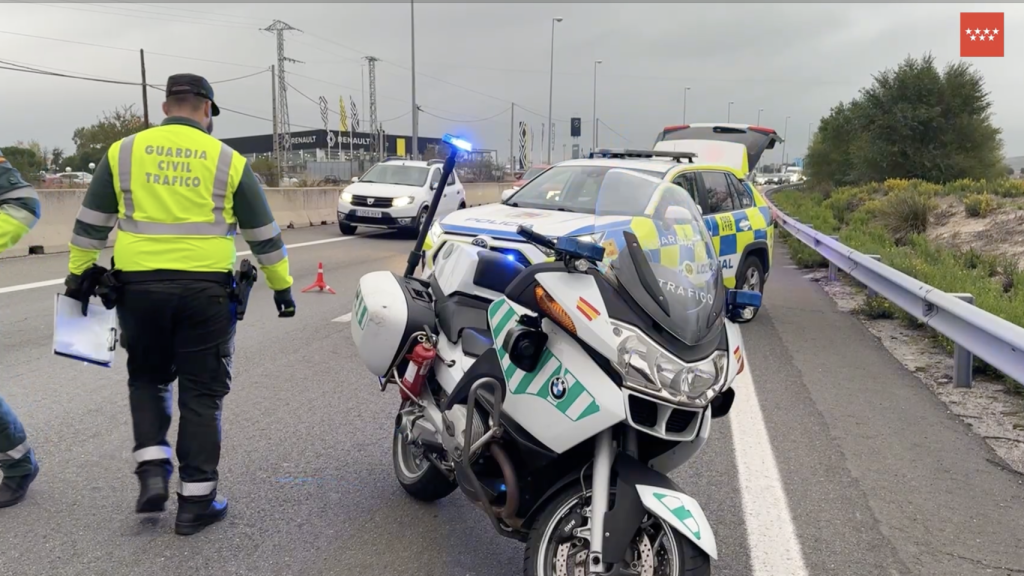 La Guardia Civil de Tráfico en la M-607.