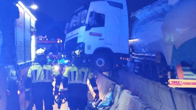 Imagen del accidente del camión en la autovía de Antequera.