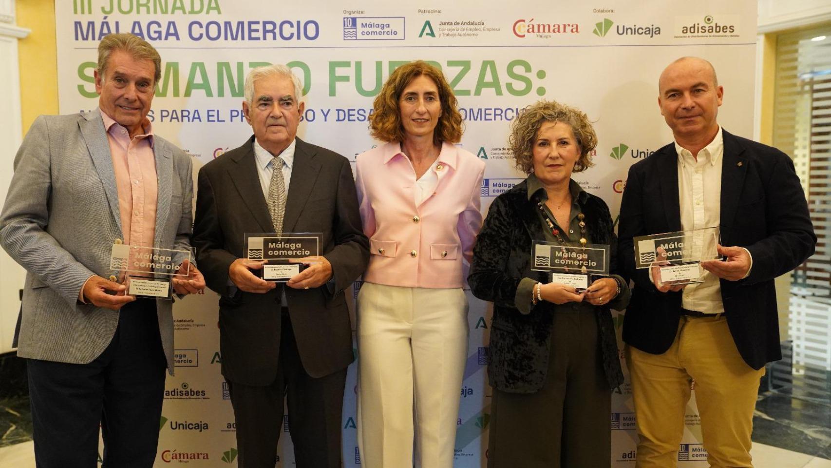 Los premiados junto a la presidenta de la patronal del comercio de Málaga, Lorena García.