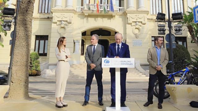 Elisa Pérez de Siles, Elías Bendodo, Francisco de la Torre y José Ramón Carmona, frente al Ayuntamiento de Málaga, este viernes 25 de octubre.