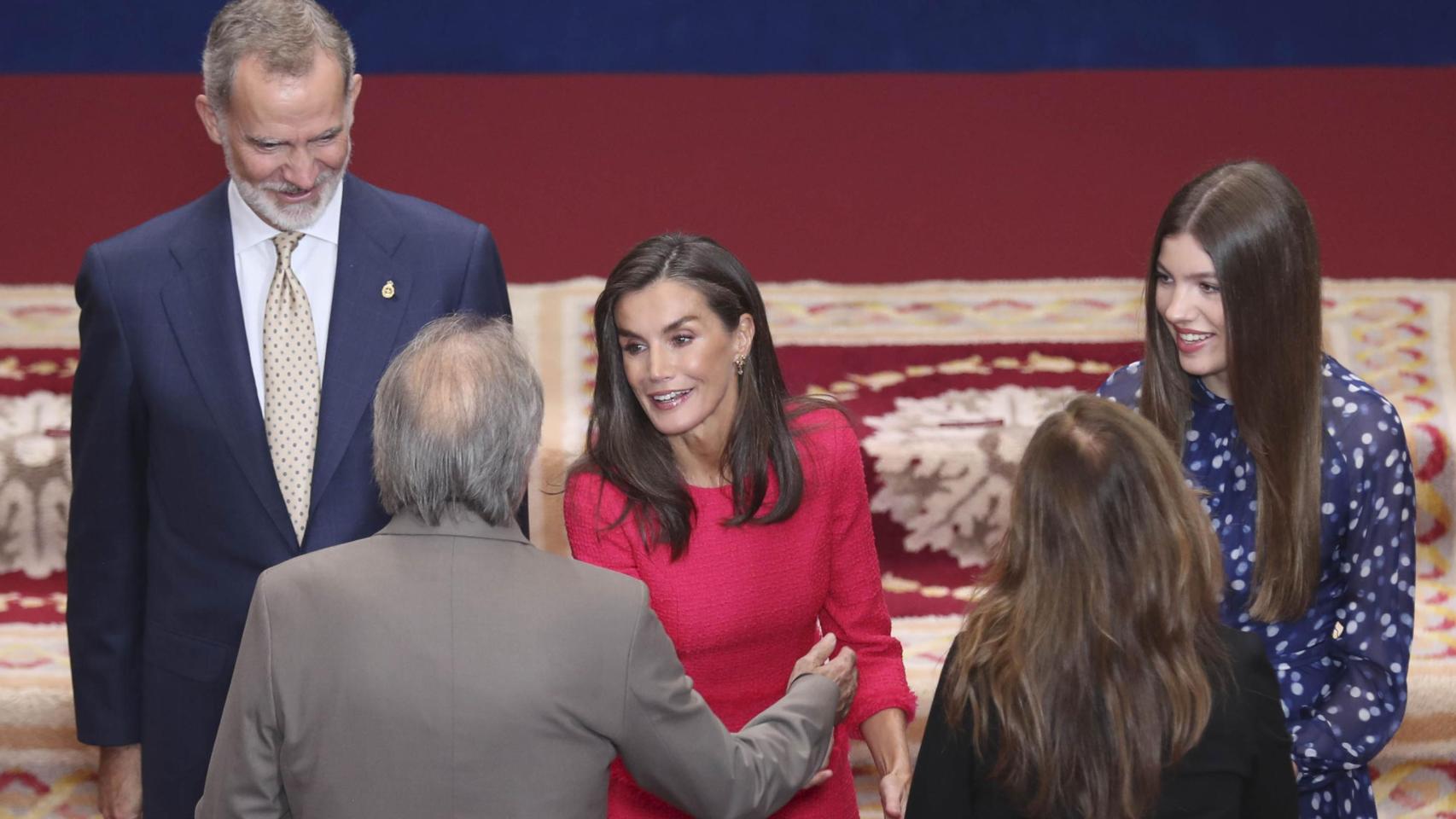 La Familia Real, junto al cantante catalán.