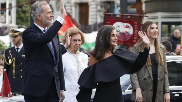 Letizia, junto al Rey, a la infanta Sofía y a la reina emérita, a su llegada al Teatro Campoamor.