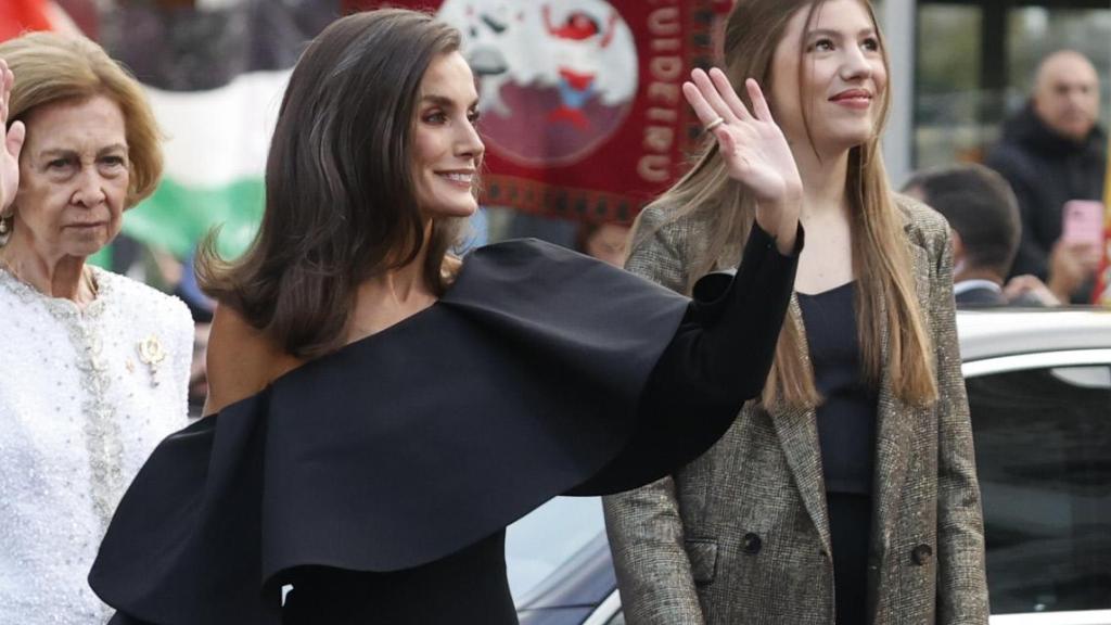 Letizia, junto al Rey, a la infanta Sofía y a la reina emérita, a su llegada al Teatro Campoamor.