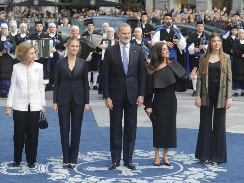 Los Reyes y sus hijas con doña Sofía, vestida por Alejandro de Miguel.