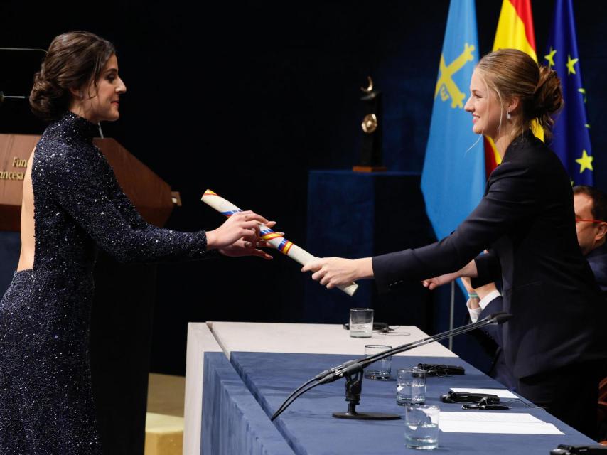 Leonor entregándole el diploma a Carolina Marín, premio de Deportes.