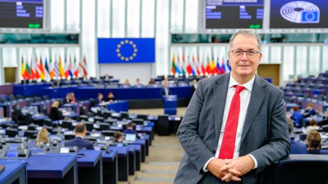 Nicolás Pascual de la Parte, ex embajador de España ante la OTAN y hoy eurodiputado del PP, en el hemiciclo de Estrasburgo.