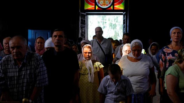 Creyentes asisten a una misa ortodoxa en la Catedral de San Nicolás, en Mariúpol, bajo control ruso.