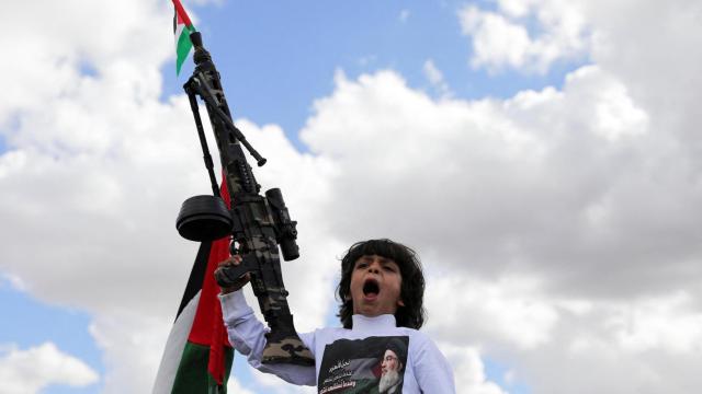 Un niño sostiene un arma en una manifestación antiisraelí en Saná, Yemen.