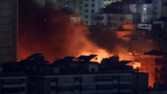 El humo se eleva sobre los suburbios del sur de Beirut, después de un ataque israelí.