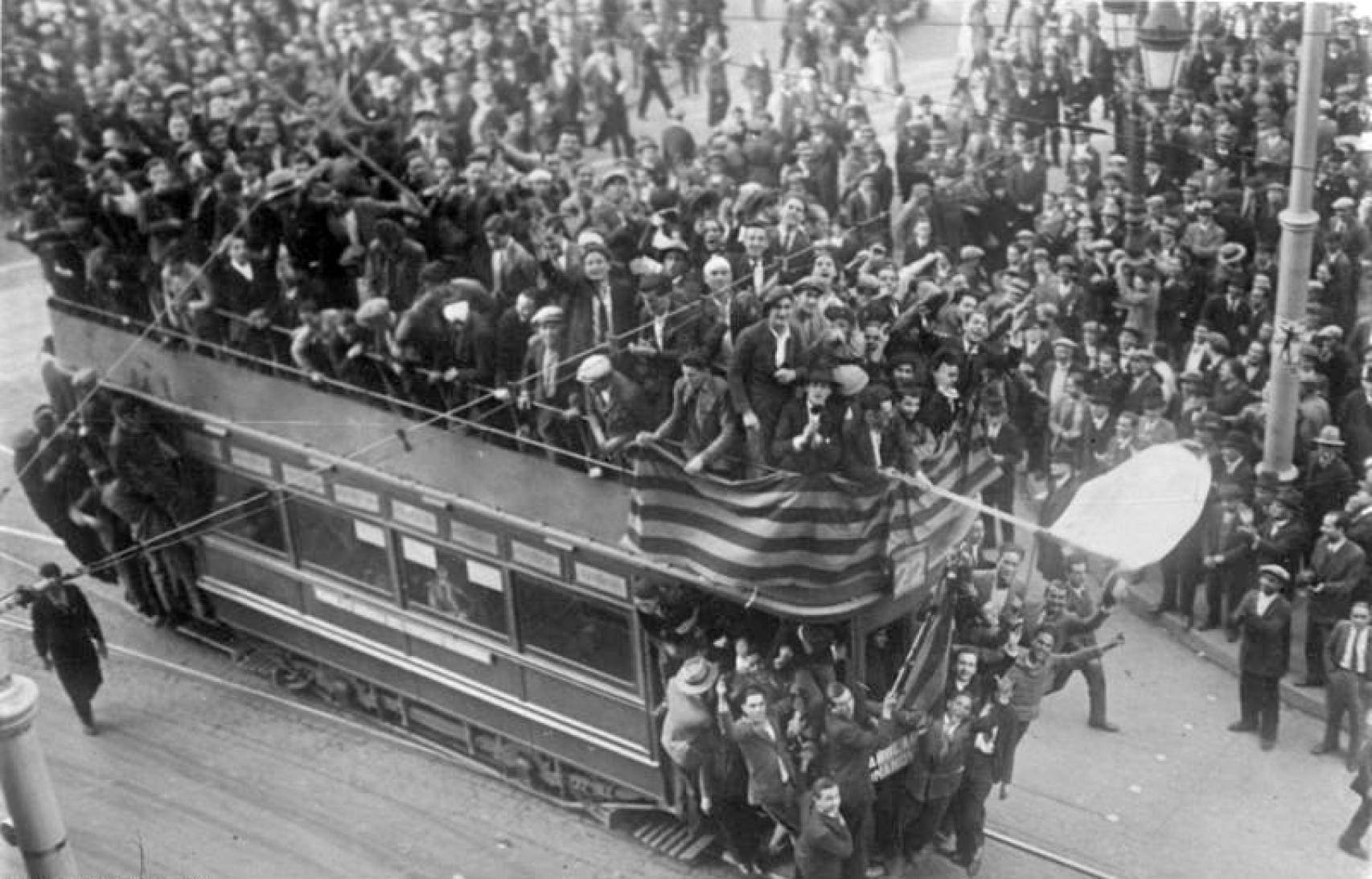 Celebraciones de la proclamación de la Segunda República Española en Barcelona. https://es.wikipedia.org