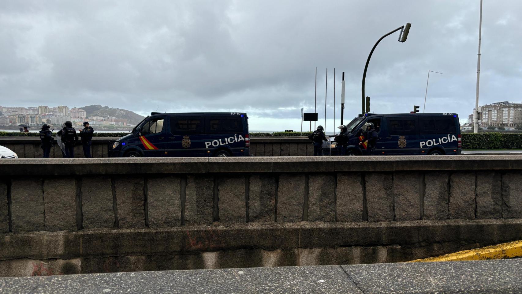 Furgones de Policía Nacional en el Paseo Marítimo de A Coruña