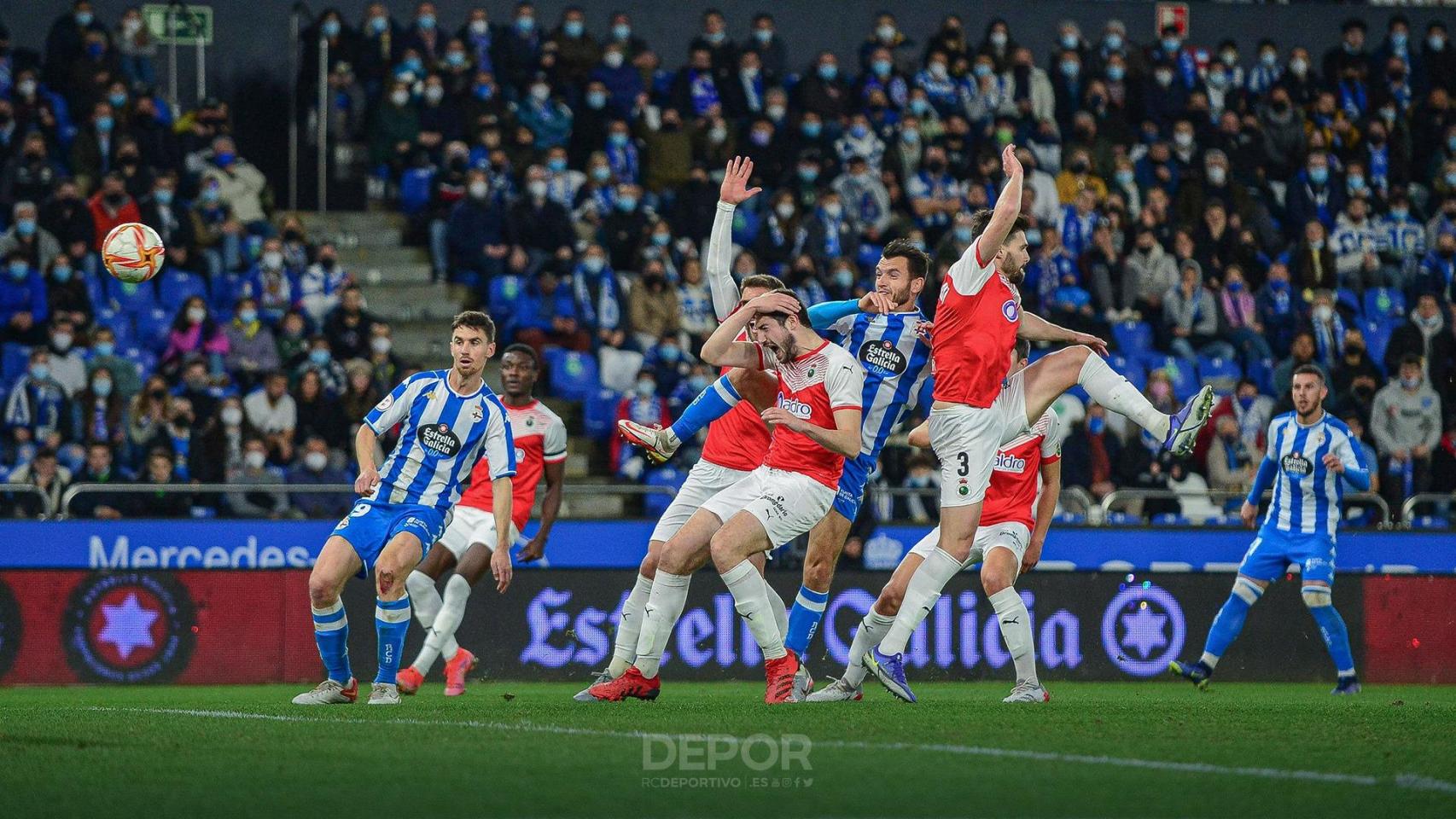 Duelo entre Deportivo y Racing de Santander en febrero de 2022