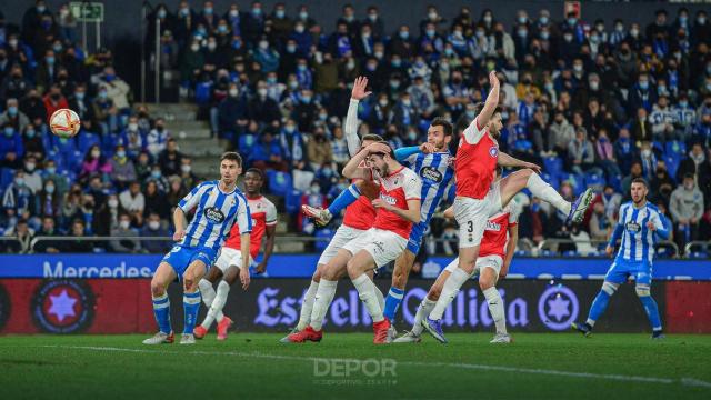 Duelo entre Deportivo y Racing de Santander en febrero de 2022