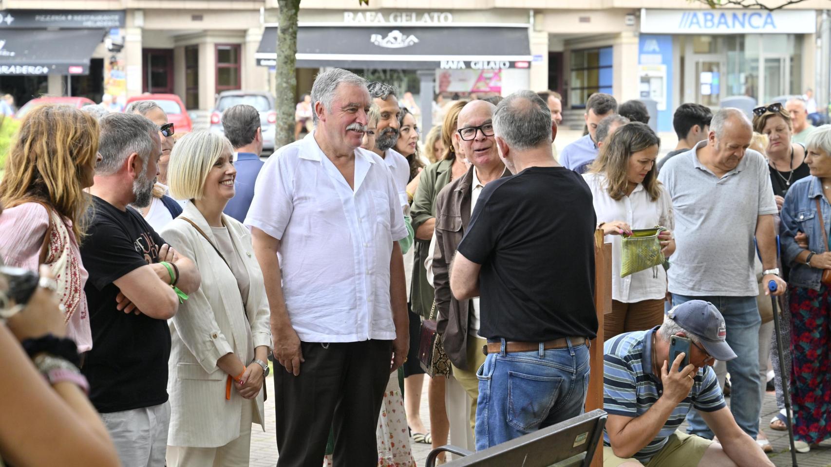 El alcalde de Oleiros, García Seoane, en el centro, habla con vecinos.