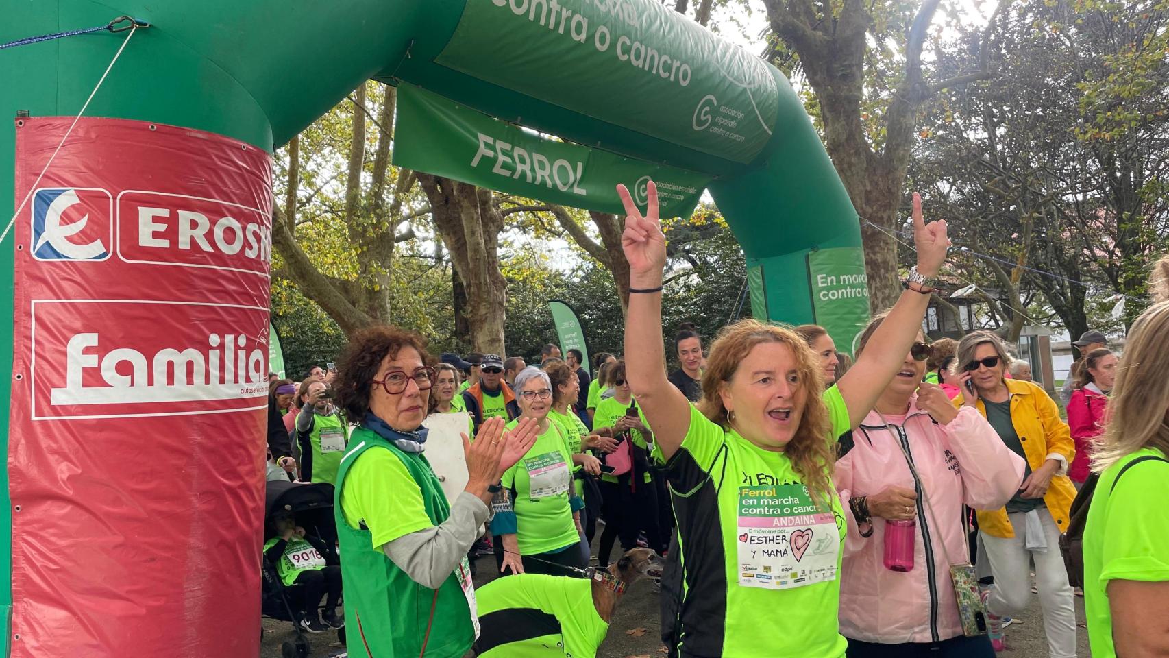 Ferrol se vuelca en la lucha contra el cáncer con una marea verde de más de 4.000 personas