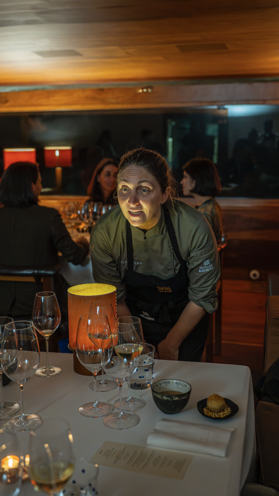 Lucía Freitas durante el servicio de cena.