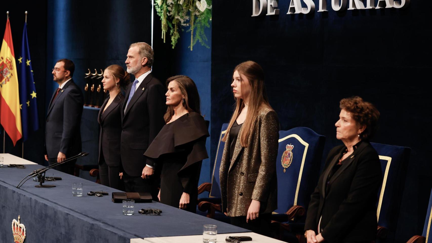 Felipe VI, la reina Letizia, la princesa Leonor, la infanta Sofía, el presidente de Asturias, Adrián Barbón, y la presidenta de la Fundación Princesa de Asturias, Ana Isabel Fernández, durante la ceremonia de entrega de los Premios Princesa de Asturias.