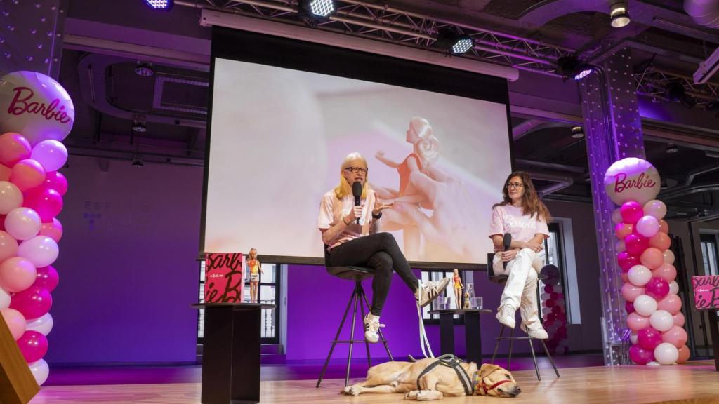 Susana Rodríguez durante un acto junto a su 'Barbie' para explicar sus vicencias en el Espacio Fundación Telefónica