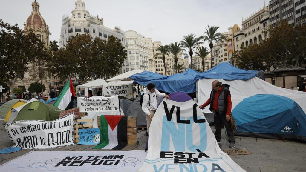 Responsables de la acampada por la vivienda instalada en Valencia ofrecen una rueda de prensa para comunicar los próximos pasos si no son escuchados. Efe / Biel Aliño