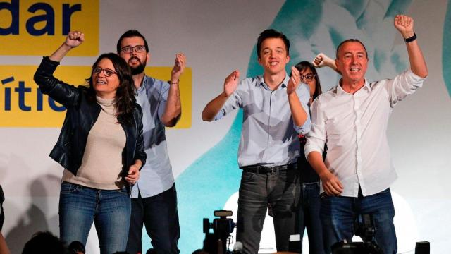 Iñigo Errejón rodeado de dirigentes de Compromís en un acto celebrado en Valencia.