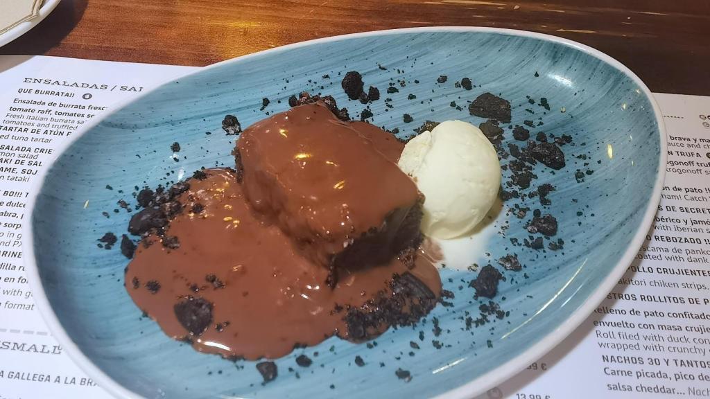 El brownie de chocolate y helado que incluyen en el menú de 13,99 euros.