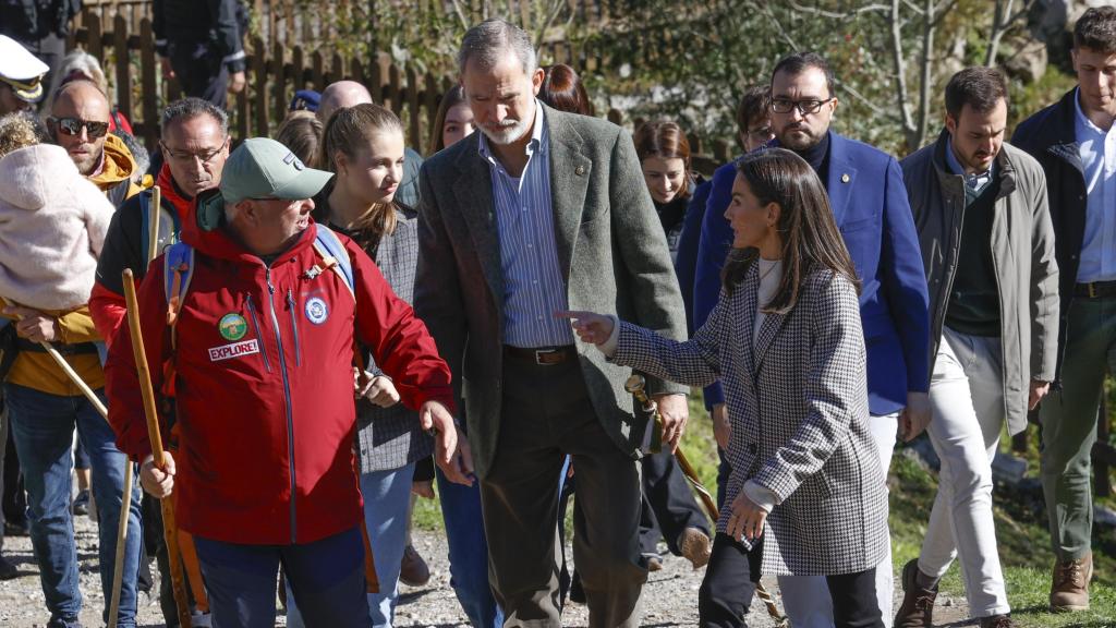 Felipe VI y Letizia, junto a un guía de alta montaña.