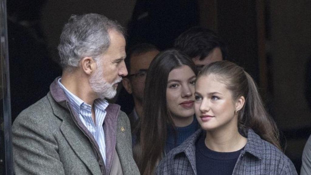 Felipe VI y la princesa Leonor, a su salida del Hotel Reconquista.