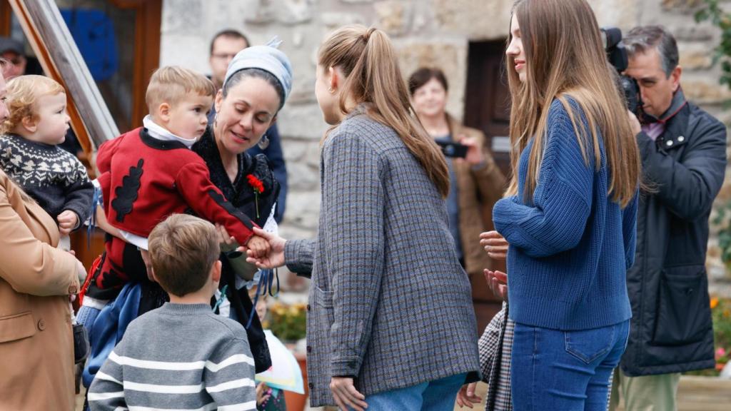 La princesa Leonor y la infanta Sofía saludando a los niños de Sotres