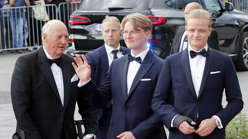 Harald de Noruega, junto a Sverre Magnus y Marius Borg, en 2022.