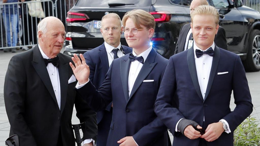 Harald de Noruega, junto a Sverre Magnus y Marius Borg, en 2022.