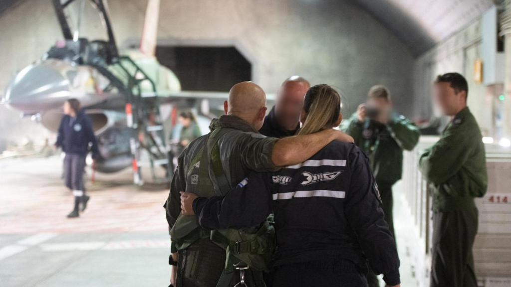 Miembros de la Fuerza Aérea de Israel unidos, momentos antes de iniciar la ofensiva contra Irán.