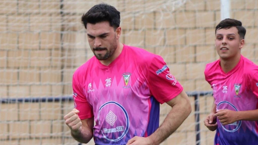 Miguel Fuentes celebra un gol con el CP Parla Escuela.