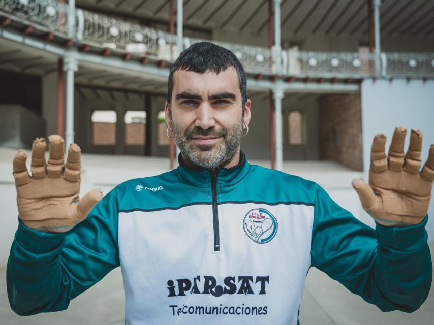 Iker Urmeneta nos muestra sus manos antes del comienzo del partido. Fotografía realizada con Leica SL3.