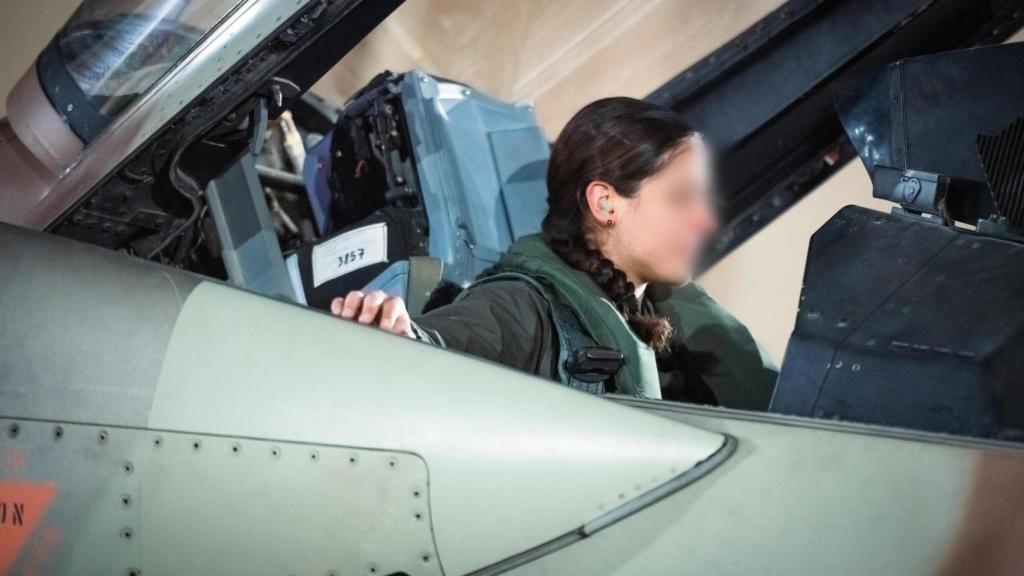 Una mujer de la Fuerza Aérea de Israel pilota uno de los cazas F-16 durante el bombardeo a Irán.