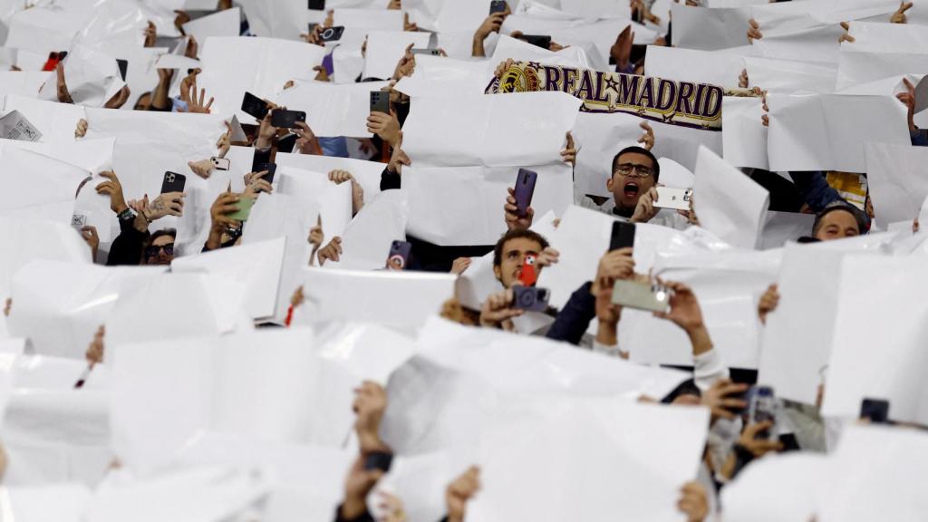 Los aficionados del Santiago Bernabéu forman el tifo en el partido ante el FC Barcelona.