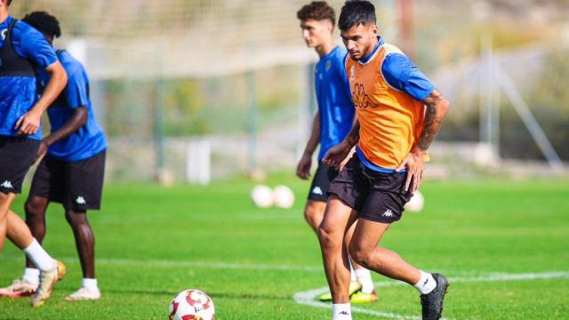 Mario García, durante un entrenamiento con el Hércules. EE